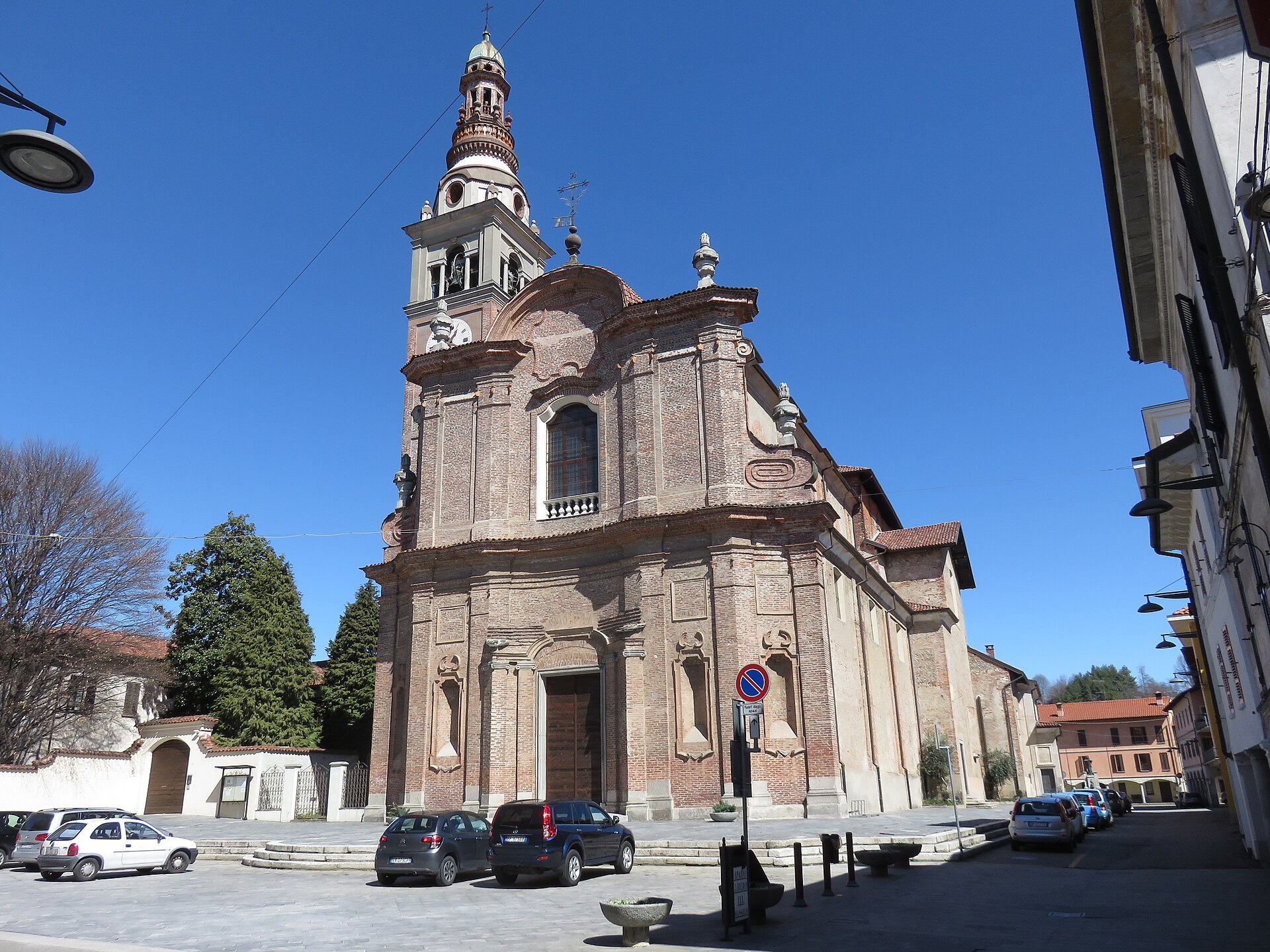 La chiesa della Madonna Assunta di Ghemme, in mattoni a vista, nel centro del paese