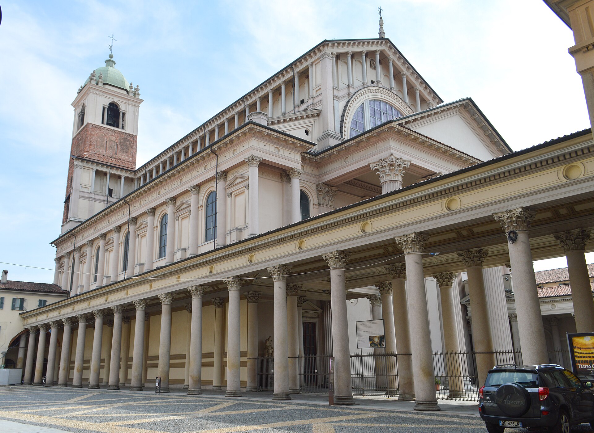 Il duomo neoclassico di Novara con il suo colonnato, nel centro della città