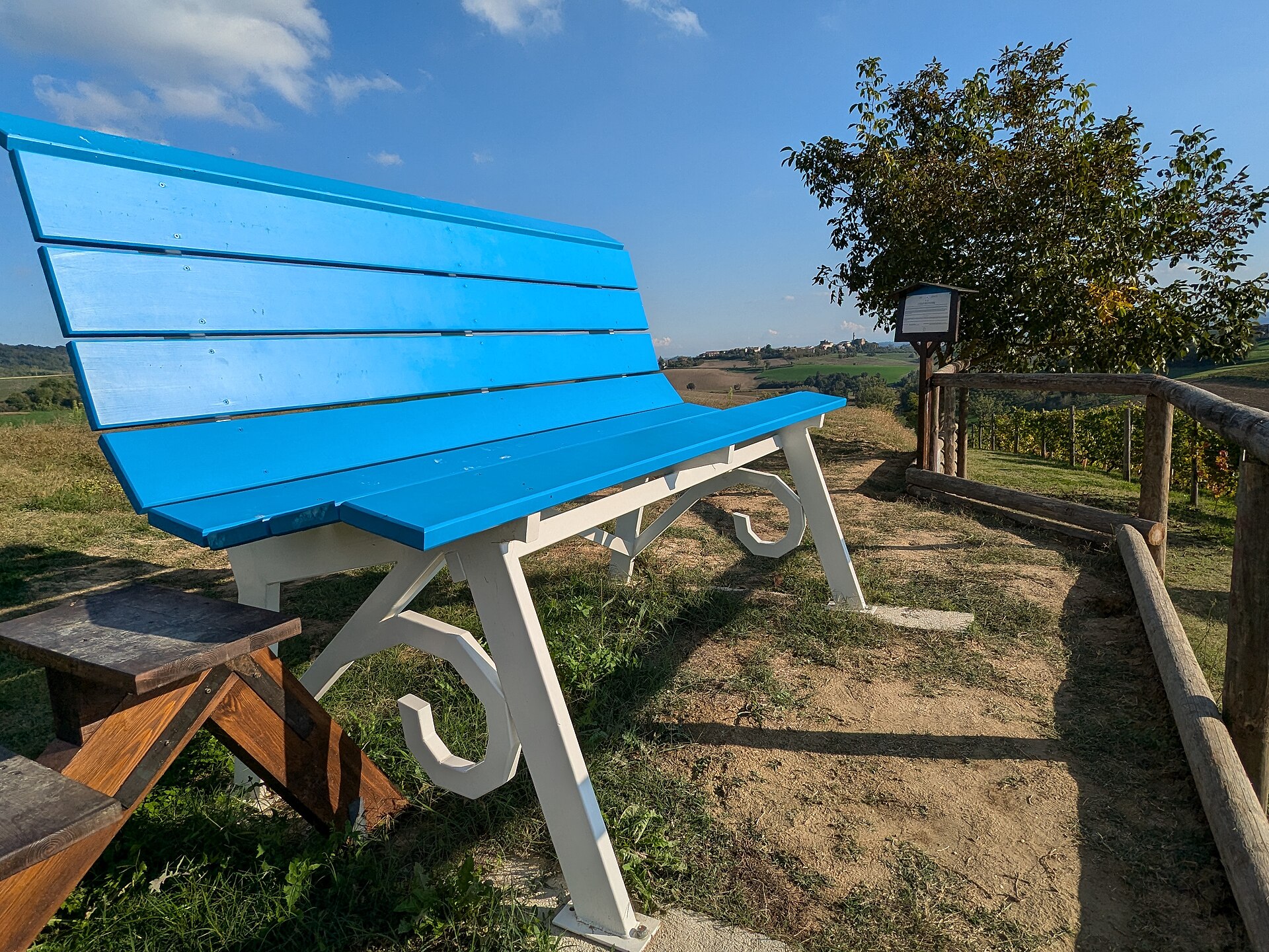 La panchina gigante di Murisengo, affacciata sulle colline del Monferrato