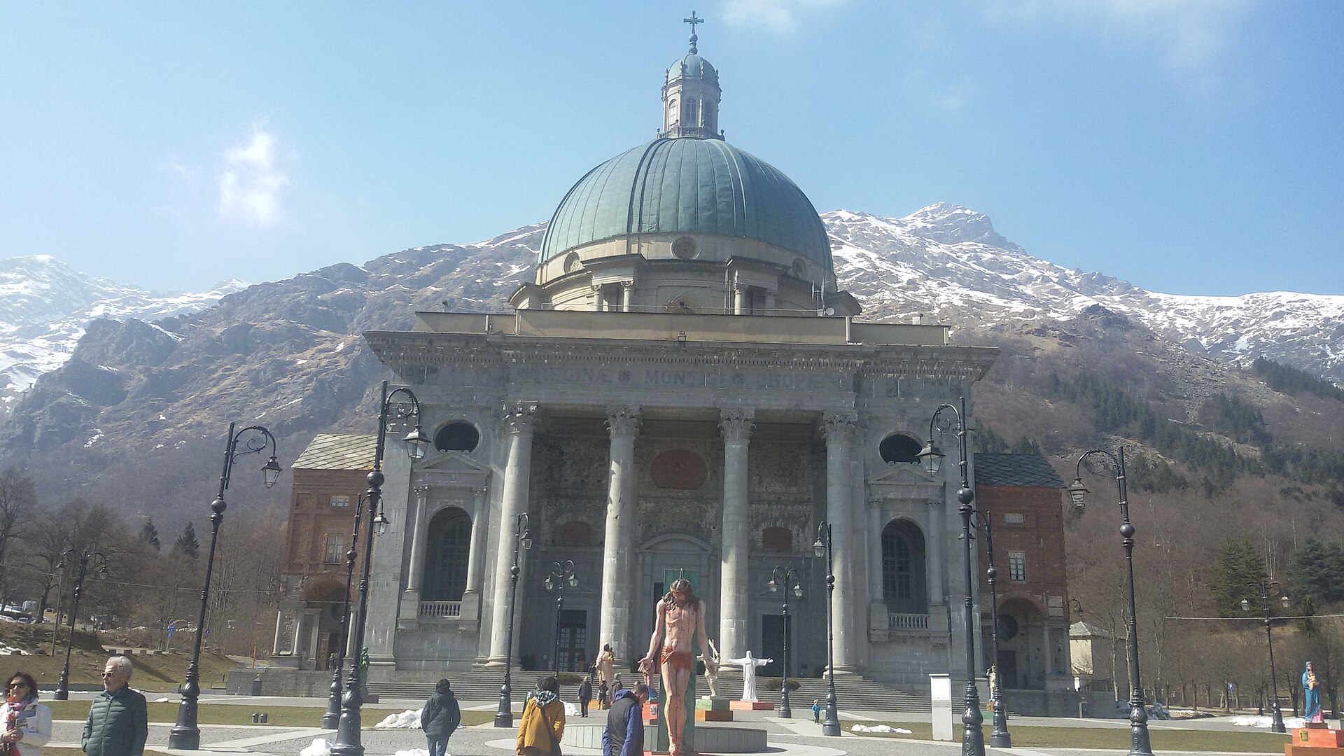 Il Sacro Monte di Oropa, con il santuario e le cappelle sul versante boscoso sopra Biella
