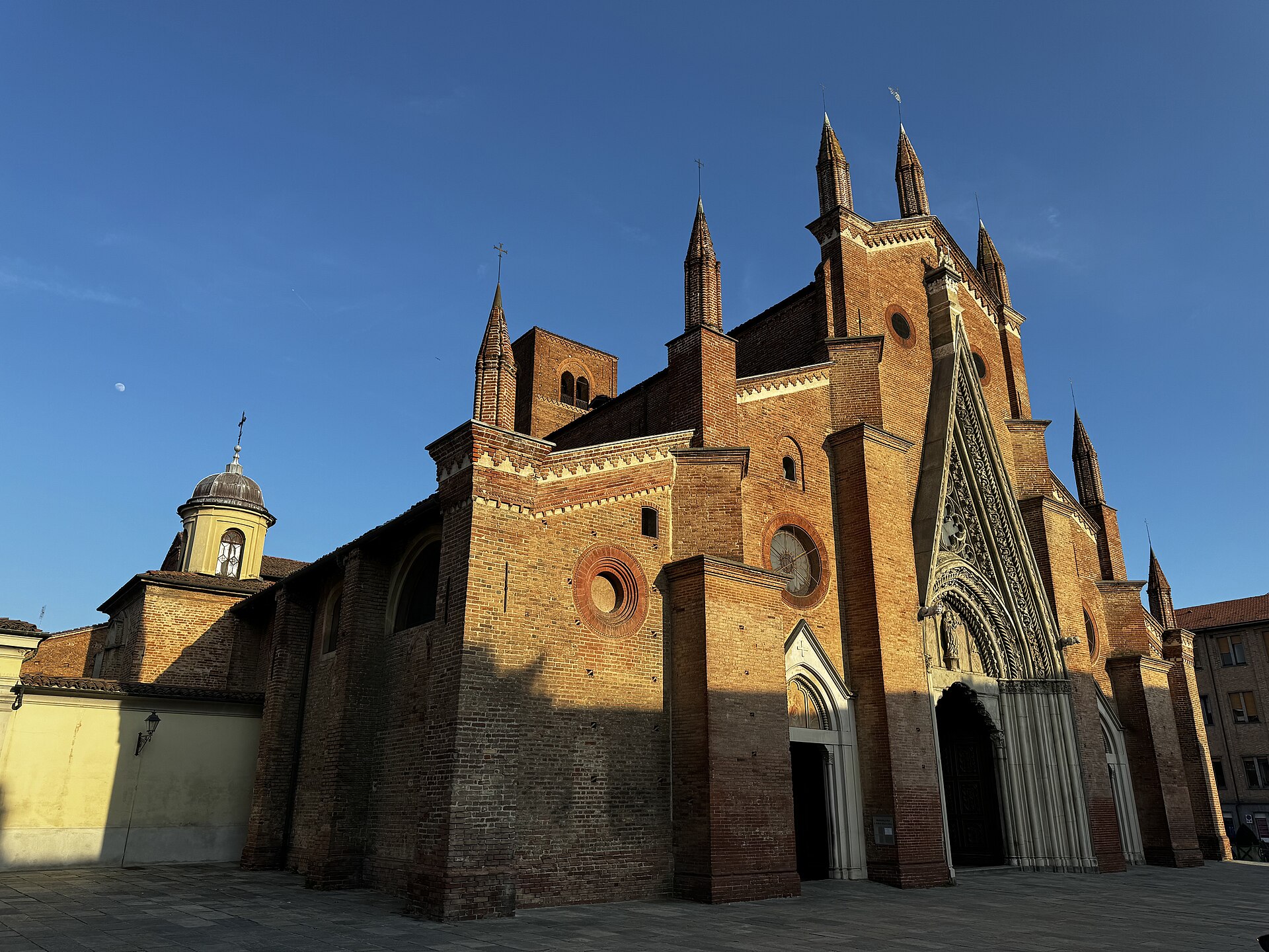 Facciata della Collegiata di Santa Maria della Scala di Chieri.