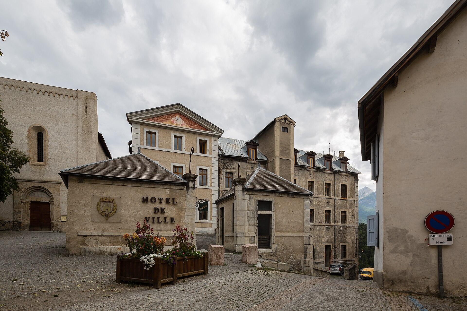La mairie de fr:Briançon (France).