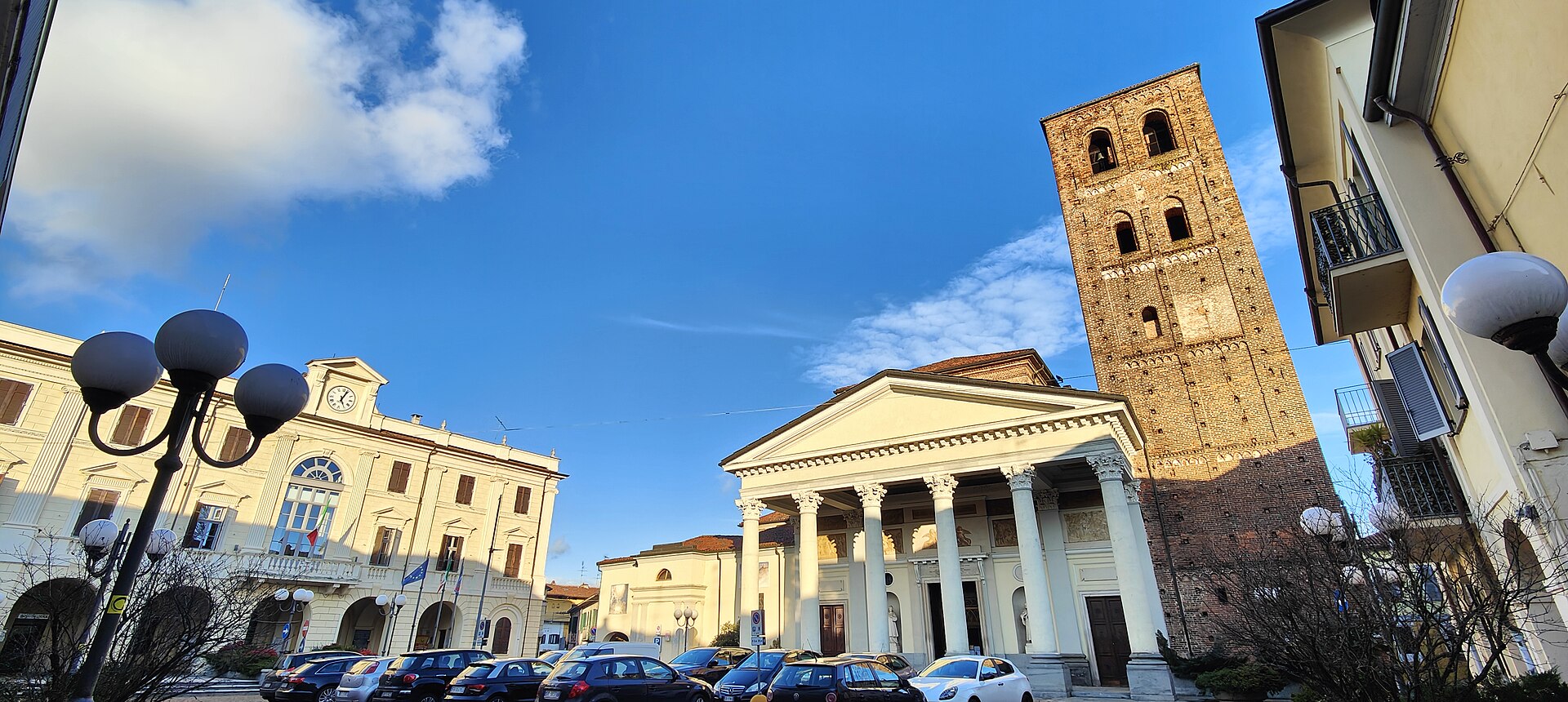 Il palazzo comunale del 1719 e la torre campanaria medievale di Santhià
